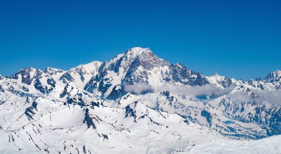 Khung cảnh trắng xóa của núi Mont Blanc